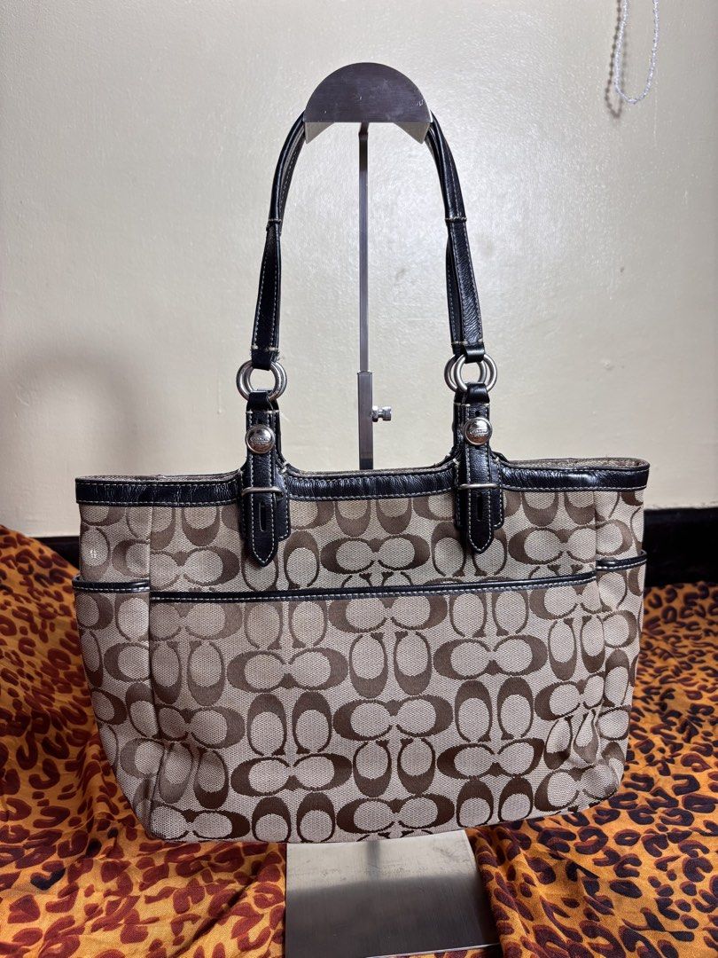 Coach Gallery Tote (Category: Tote Bags) located in Manila. Submitted by earlylifecrisis3 (Listing ID 1467370254, Image 2). Description: Condition 8/10 Measure it by inch Width: 14.5 Length: 9 Depth: 4.5 Handle:9.5 •Refund / Returns not allowed allowed •Please do check the dimensions size on labels sometimes are not accurate on the sizing •Ask me before purchasing.