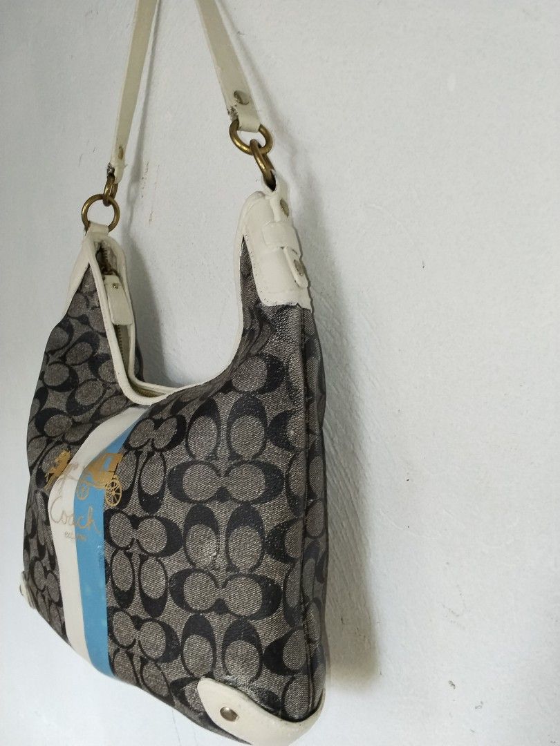 Coach hobo (Category: Shoulder Bags) located in Cavite. Submitted by bagssection04 (Listing ID 1467366124, Image 3). Description: coach hobo medium size sign of use light faded.