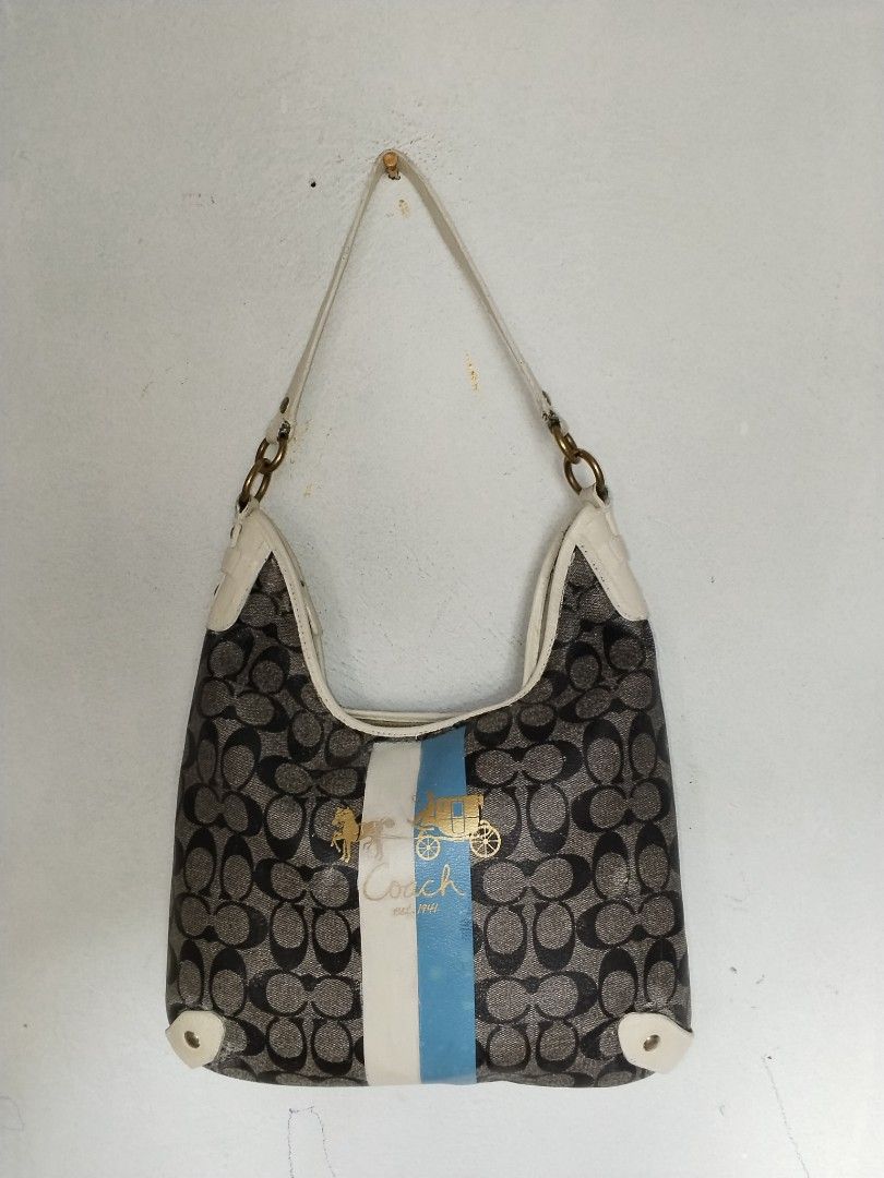 Coach hobo (Category: Shoulder Bags) located in Cavite. Submitted by bagssection04 (Listing ID 1467366124, Image 1). Description: coach hobo medium size sign of use light faded.