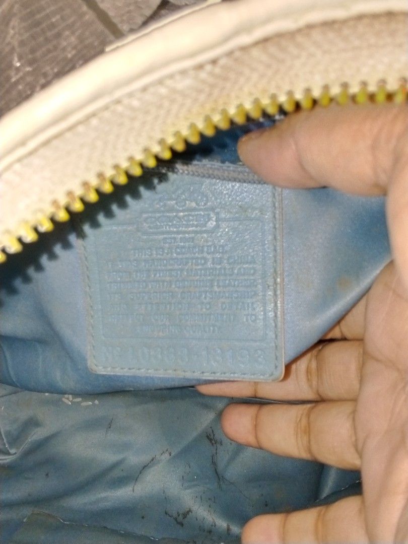 Coach hobo (Category: Shoulder Bags) located in Cavite. Submitted by bagssection04 (Listing ID 1467366124, Image 2). Description: coach hobo medium size sign of use light faded.