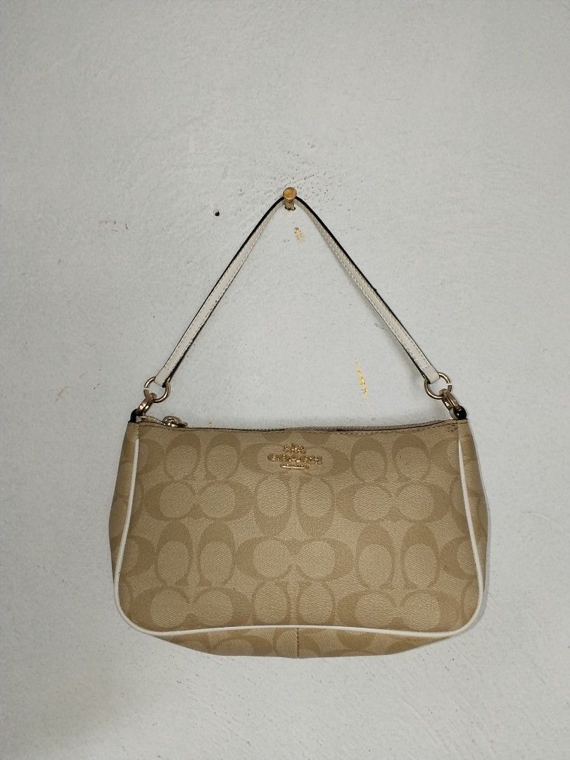 Coach kili 1 (Category: Shoulder Bags) located in Cavite. Submitted by bagssection04 (Listing ID 1467365322, Image 1). Description: Coach kili 1 No issue sign of use medyo madumi loob.