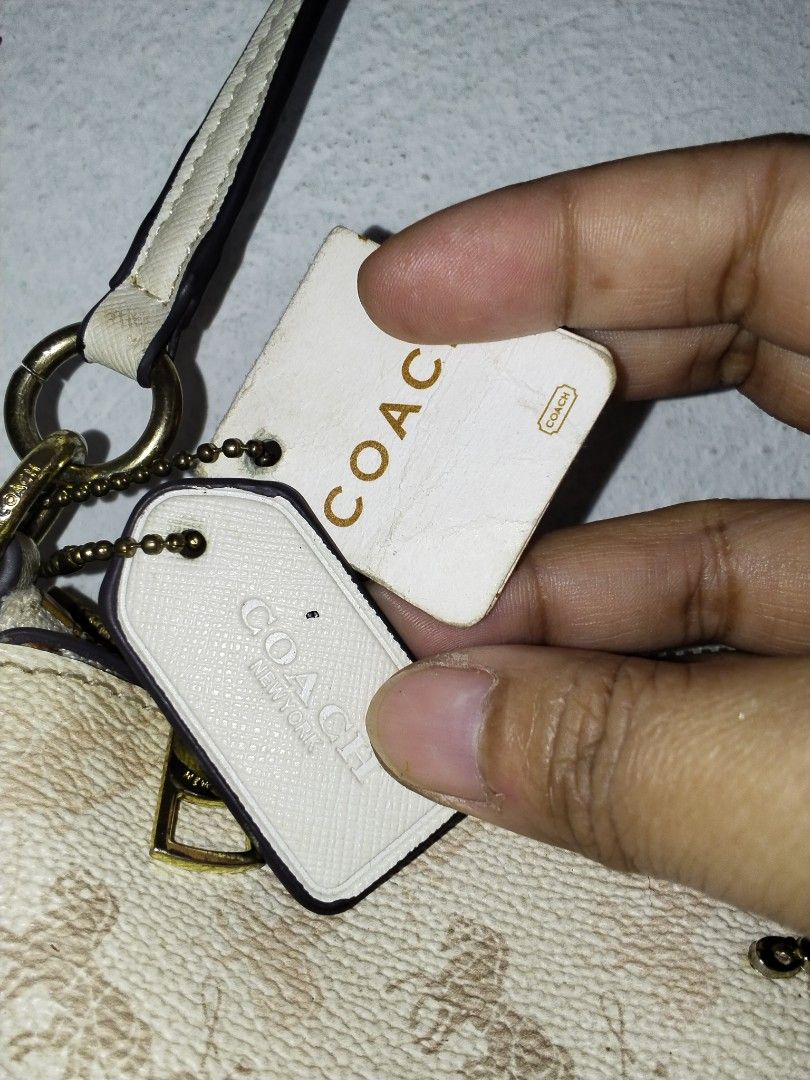 Coach kili 4 (Category: Shoulder Bags) located in Cavite. Submitted by bagssection04 (Listing ID 1467365682, Image 2). Description: coach kili 4 horse design minimal sign of use sa loob.