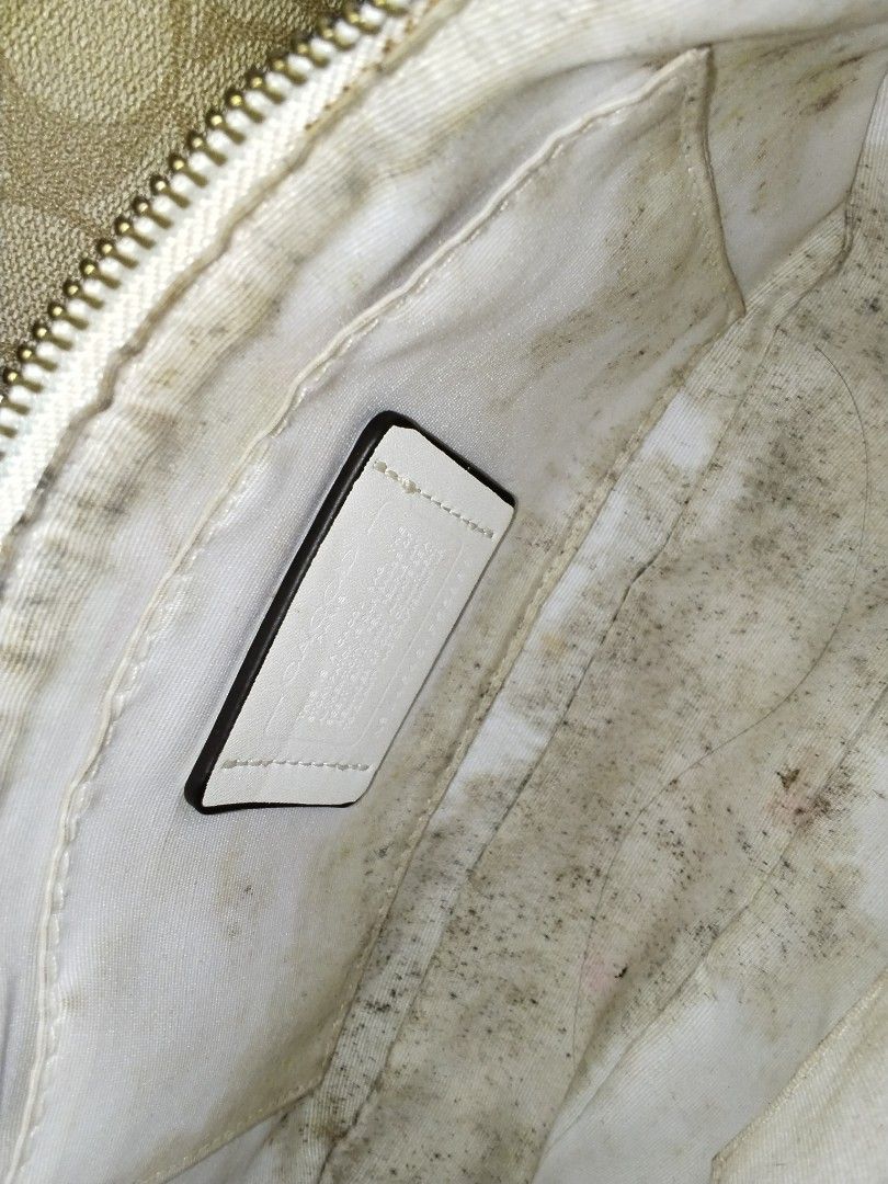 Coach kili 5 (Category: Shoulder Bags) located in Cavite. Submitted by bagssection04 (Listing ID 1467365777, Image 2). Description: coach kili 5 white na white labas sa loob madumi.