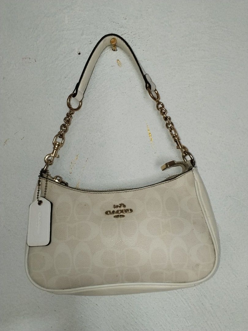 Coach kili 5 (Category: Shoulder Bags) located in Cavite. Submitted by bagssection04 (Listing ID 1467365777, Image 1). Description: coach kili 5 white na white labas sa loob madumi.