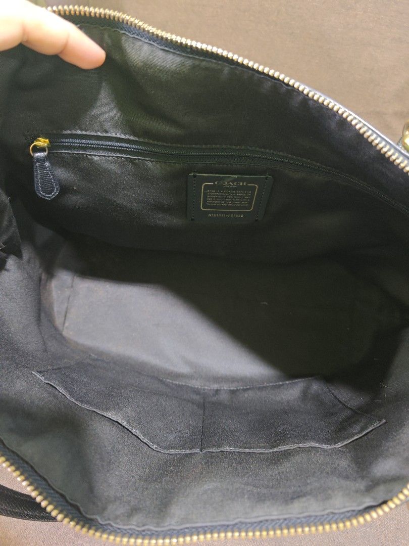 Coach large tote bag (Category: Luxury Bags & Wallets) located in Pili. Submitted by zaneombao03491 (Listing ID 1467372829, Image 3). Description: .
