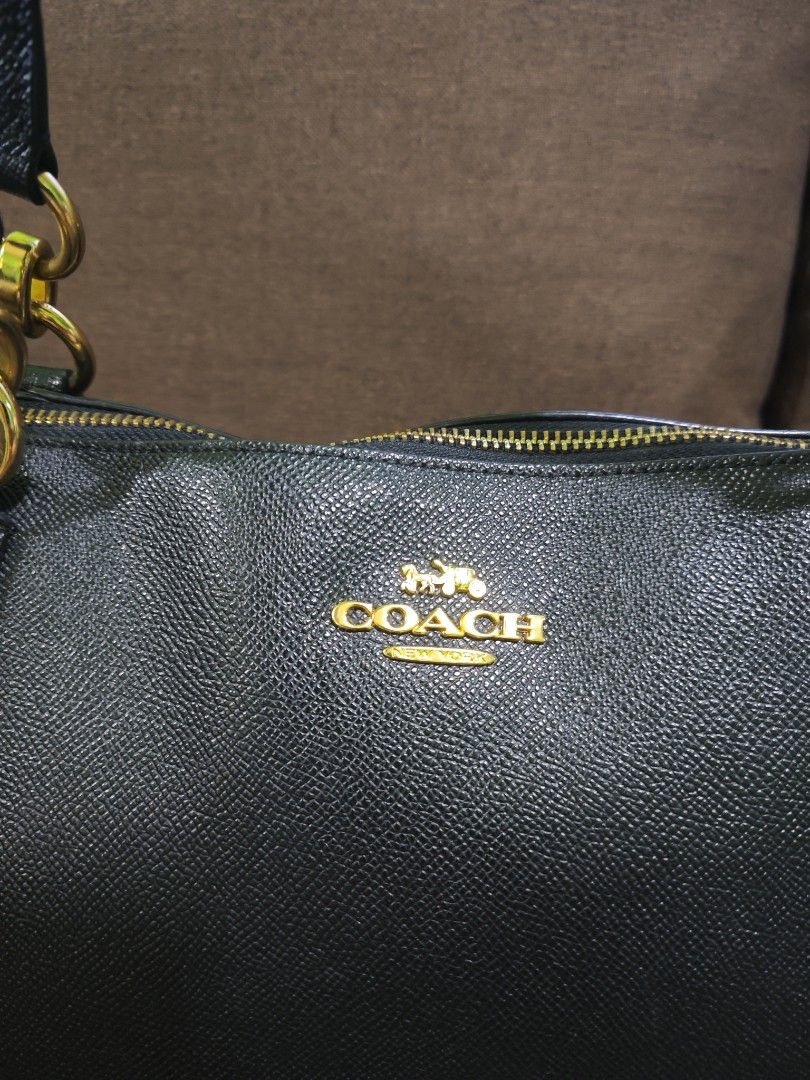 Coach large tote bag (Category: Luxury Bags & Wallets) located in Pili. Submitted by zaneombao03491 (Listing ID 1467372829, Image 2). Description: .
