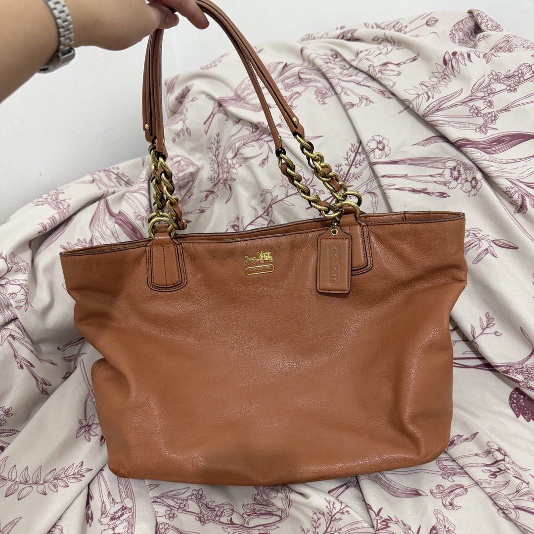 Coach Madison Chain Tote (Category: Luxury Bags & Wallets) located in Taguig. Submitted by angelicamae_012 (Listing ID 1467519833, Image 1). Description: With signs of use .