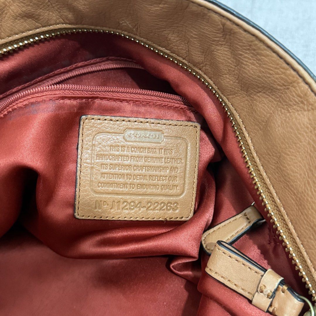 Coach Madison Chain Tote (Category: Luxury Bags & Wallets) located in Taguig. Submitted by angelicamae_012 (Listing ID 1467519833, Image 2). Description: With signs of use .