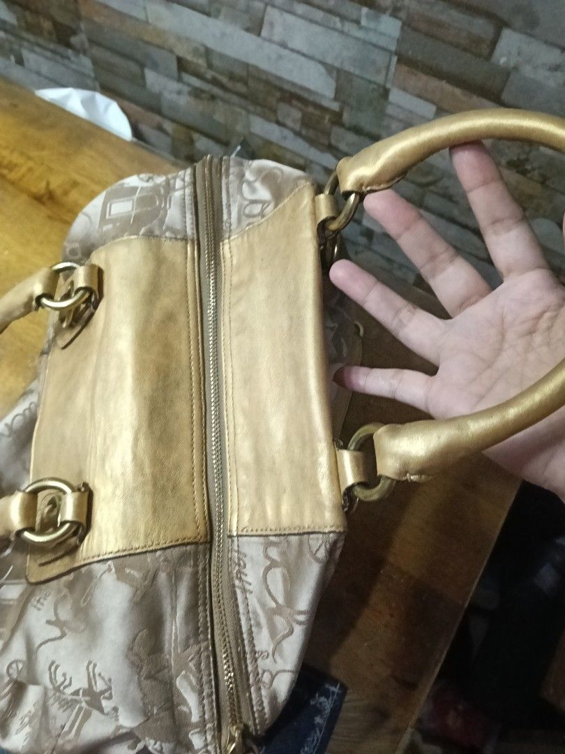 Coach Metallic Gold Carriage Print Satchel Handbag (Category: Luxury Bags & Wallets) located in Quezon City. Submitted by bshoppe_ (Listing ID 1467486708, Image 2). Description: - Brand: Coach - Style: Satchel with detachable shoulder strap - Material: Beige horse and carriage print fabric with metallic gold and gold leather trim - Closure & Interior: Zip top closure, brown fabric lining, interior zip and slip pockets - Condition: Handles show we