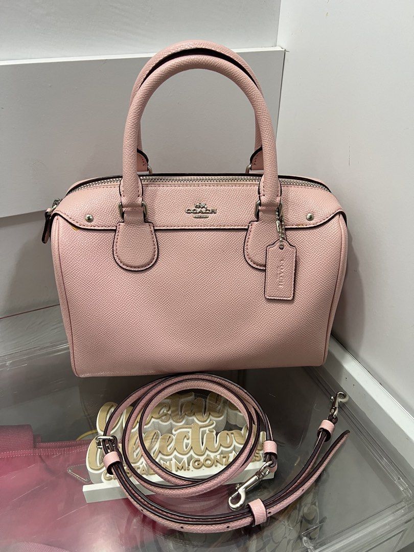 Coach Mini Bennett Pink (Category: Cross-body Bags) located in Cabanatuan. Submitted by cristalcollection (Listing ID 1467450471, Image 1). Description: Co ach Peyton Signature Cora Domed 💯 4,200 Php very good cond, signs of usages minimal rubs in the creed, dirt in the lining .