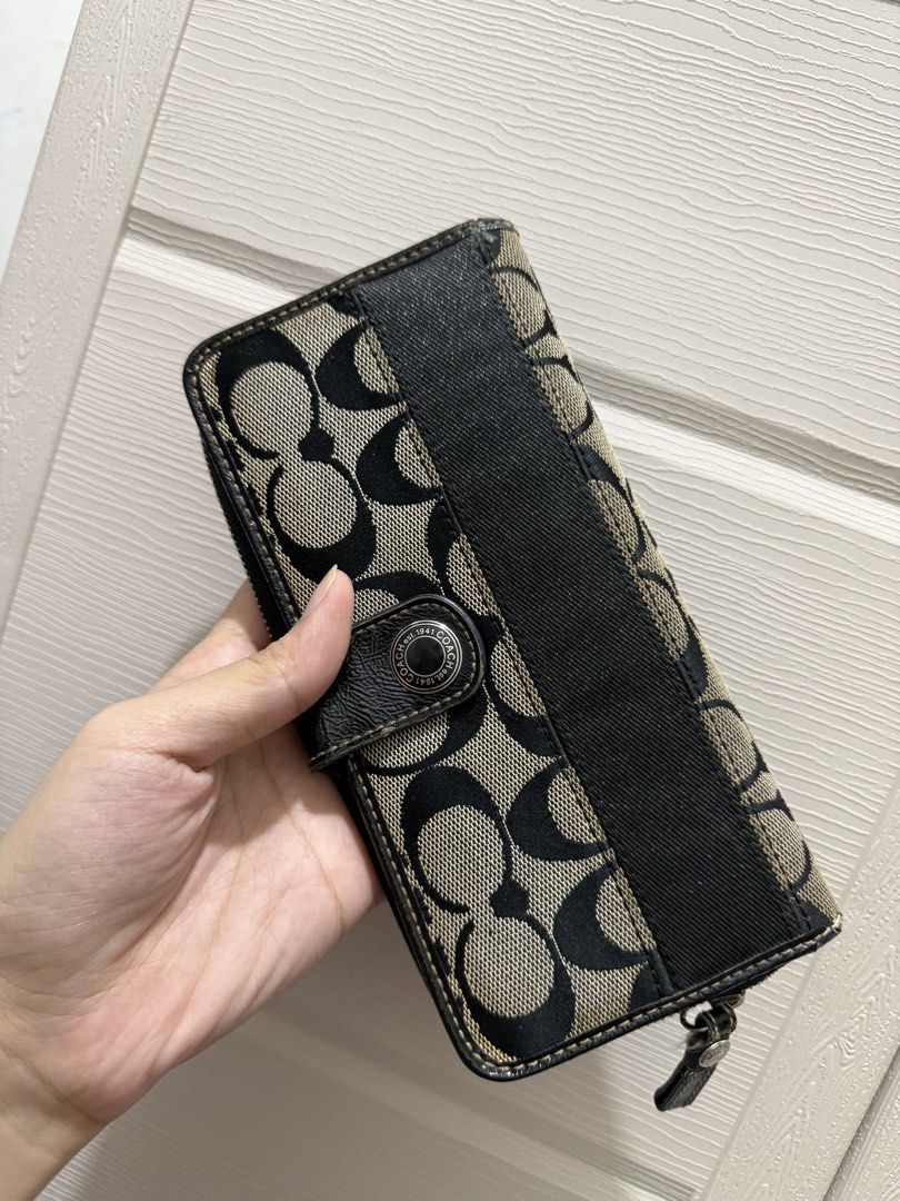 Coach monogram wallet (Category: Luxury Bags & Wallets) located in Bocaue. Submitted by fkmndz.finds (Listing ID 1467463103, Image 1). Description: Negotiable price With issues .