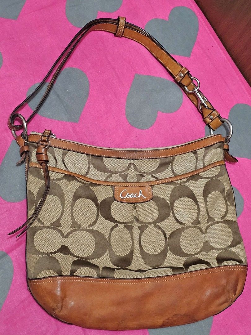 Coach Park Eastwest dufe (Category: Tote Bags) located in Manila. Submitted by shopaholicmimi (Listing ID 1467563063, Image 1). Description: 📍preloved with flaws (please see photos) not ergo, legacy, vintage, soho, saddle, zoe, carly, eastwest, patchwork, rare, canvas, signature, laurel, kili.