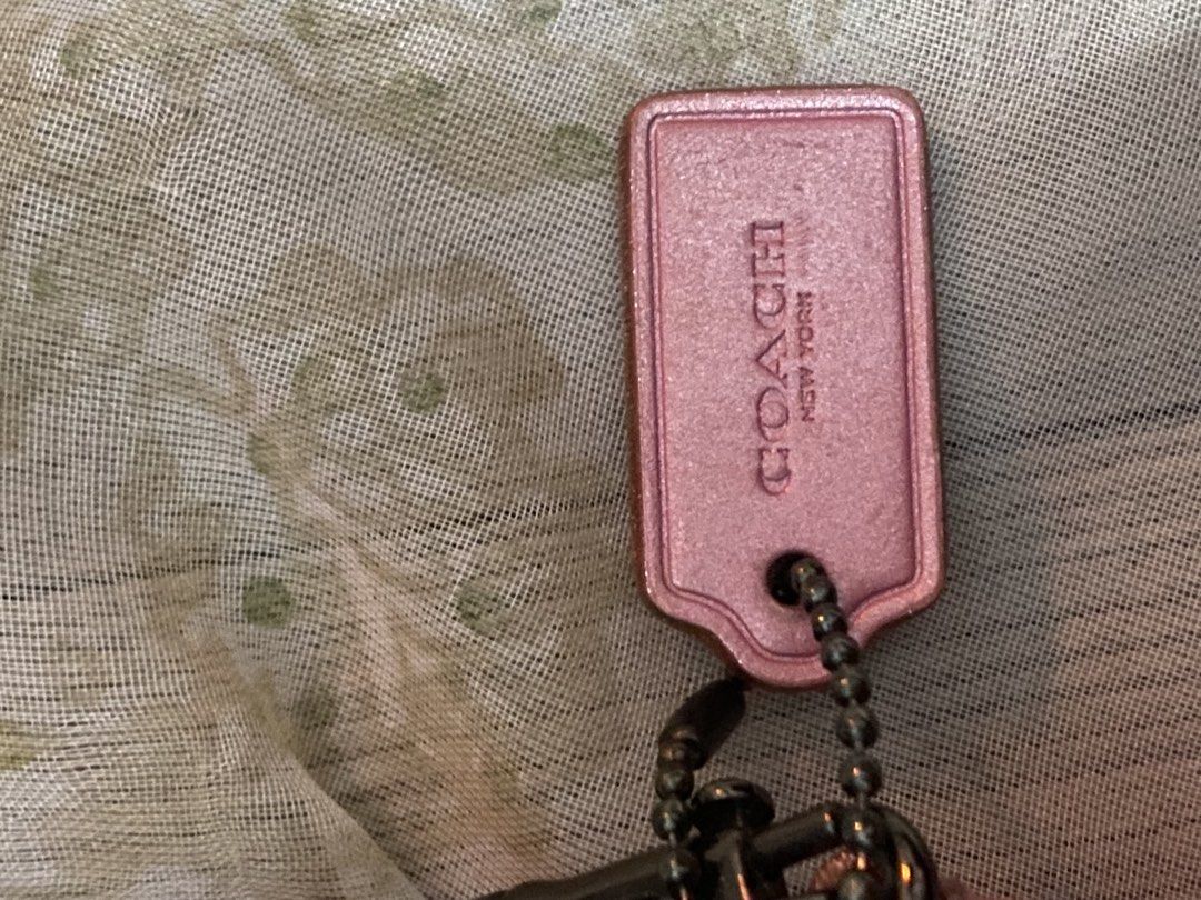 Coach Pink Leather Shoulder Bag (Category: Luxury Bags & Wallets) located in Murcia. Submitted by soojuliaa (Listing ID 1467446289, Image 3). Description: -based on my research it appears that the bag is authentic ( u can research it urself />) -negotiable .