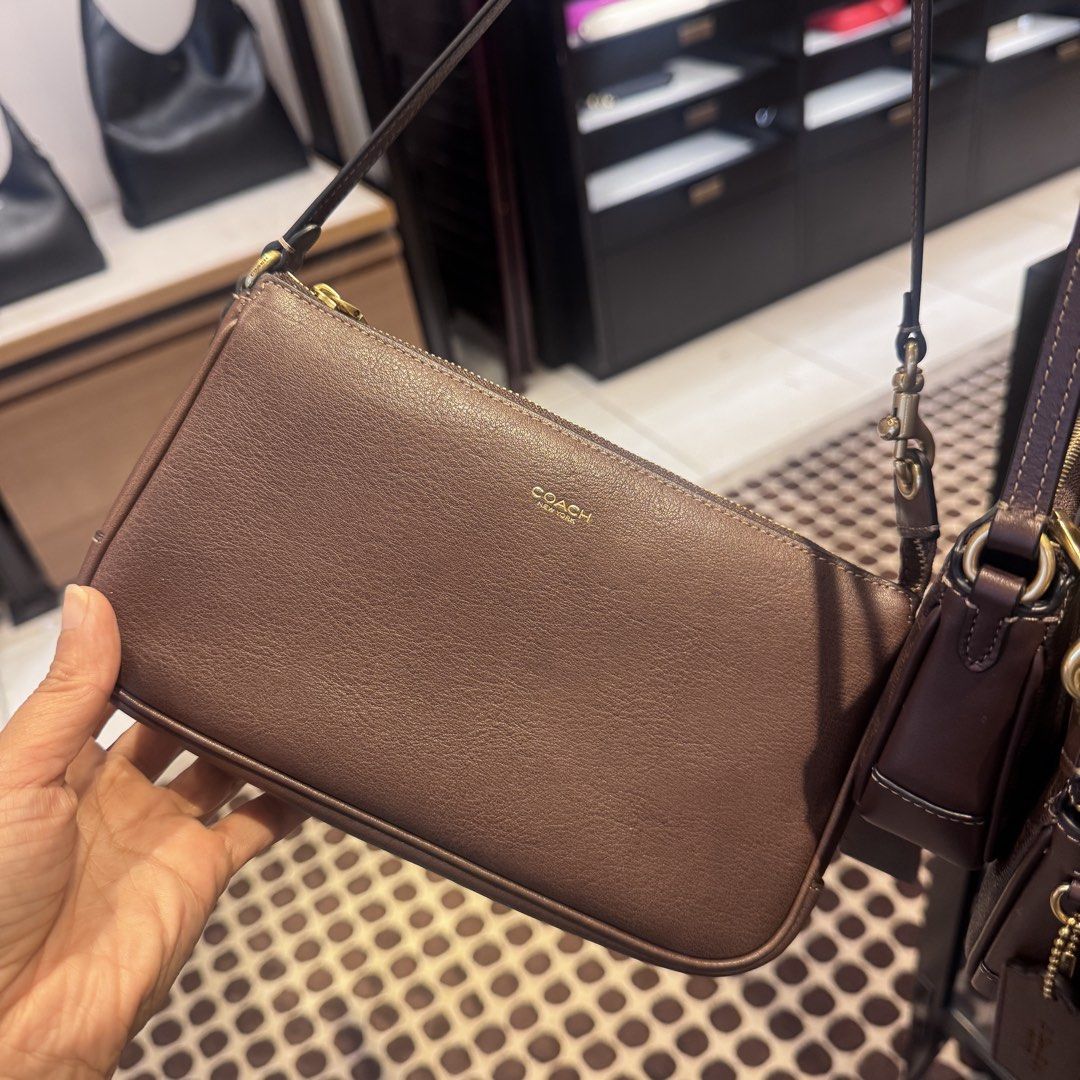 Coach Plaza Bag 22 (Category: Shoulder Bags) located in Anao. Submitted by declutterwithme0520 (Listing ID 1467334879, Image 3). Description: Pasabuy 🇨🇦 Coach Plaza Bag 22 Color: Maple,Black,Scarlet,Dark Cherry Cut off Oct 20 Eta Oct 26 50% DP to confirm pasabuy Balance upon arrival *No change of color,item once nasend kk na po ang photo na paid na from store. Buy with confidence.Beware of fake,ang dami nila😕 .