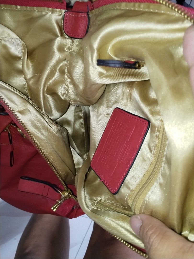 Coach Red (Category: Shoulder Bags) located in Cavite. Submitted by bagssection04 (Listing ID 1467366265, Image 3). Description: coach red large size no strap sign of use lining ng silk sa loob sinulid.
