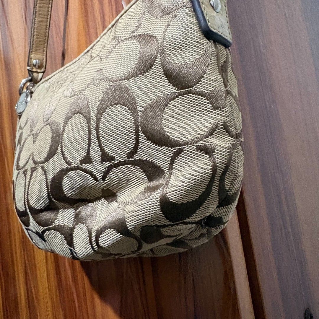 Coach shoulder bag (Category: Shoulder Bags) located in Alburquerque. Submitted by abj_thriftshop (Listing ID 1467367257, Image 3). Description: excellent condition no issue.