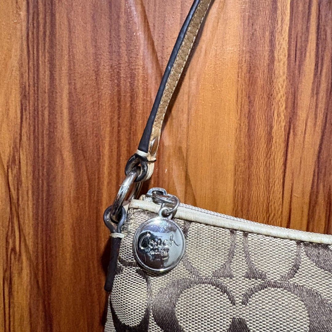 Coach shoulder bag (Category: Shoulder Bags) located in Alburquerque. Submitted by abj_thriftshop (Listing ID 1467367257, Image 2). Description: excellent condition no issue.