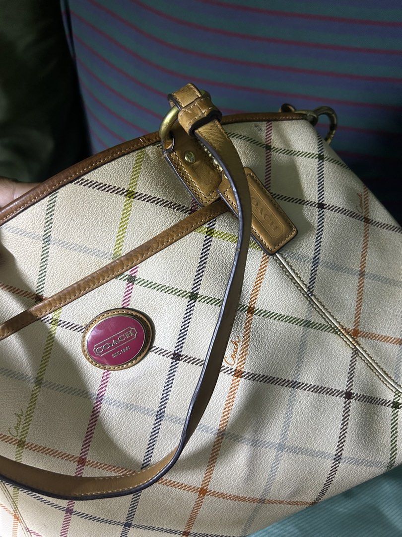 Coach shoulder bag (Category: Shoulder Bags) located in Quezon City. Submitted by thriftxgoods (Listing ID 1467447978, Image 3). Description: Forsale Coach shoulder bag Good condition Issue last pictures 650.