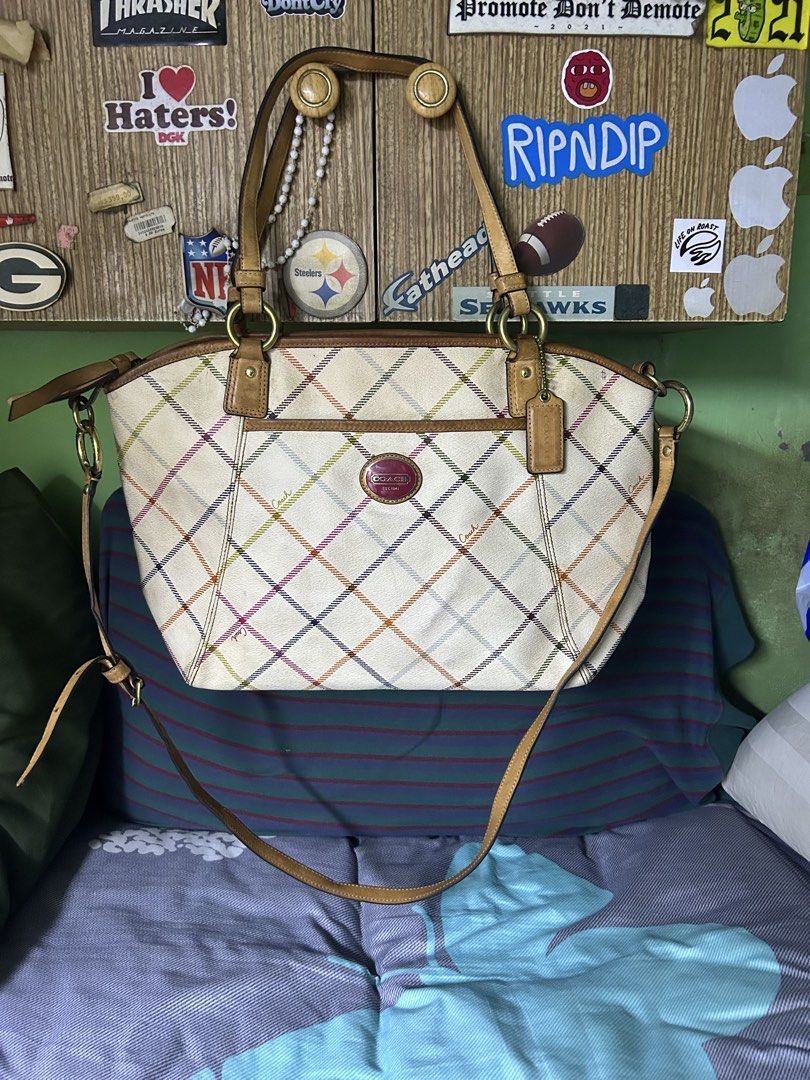 Coach shoulder bag (Category: Shoulder Bags) located in Quezon City. Submitted by thriftxgoods (Listing ID 1467447978, Image 1). Description: Forsale Coach shoulder bag Good condition Issue last pictures 650.