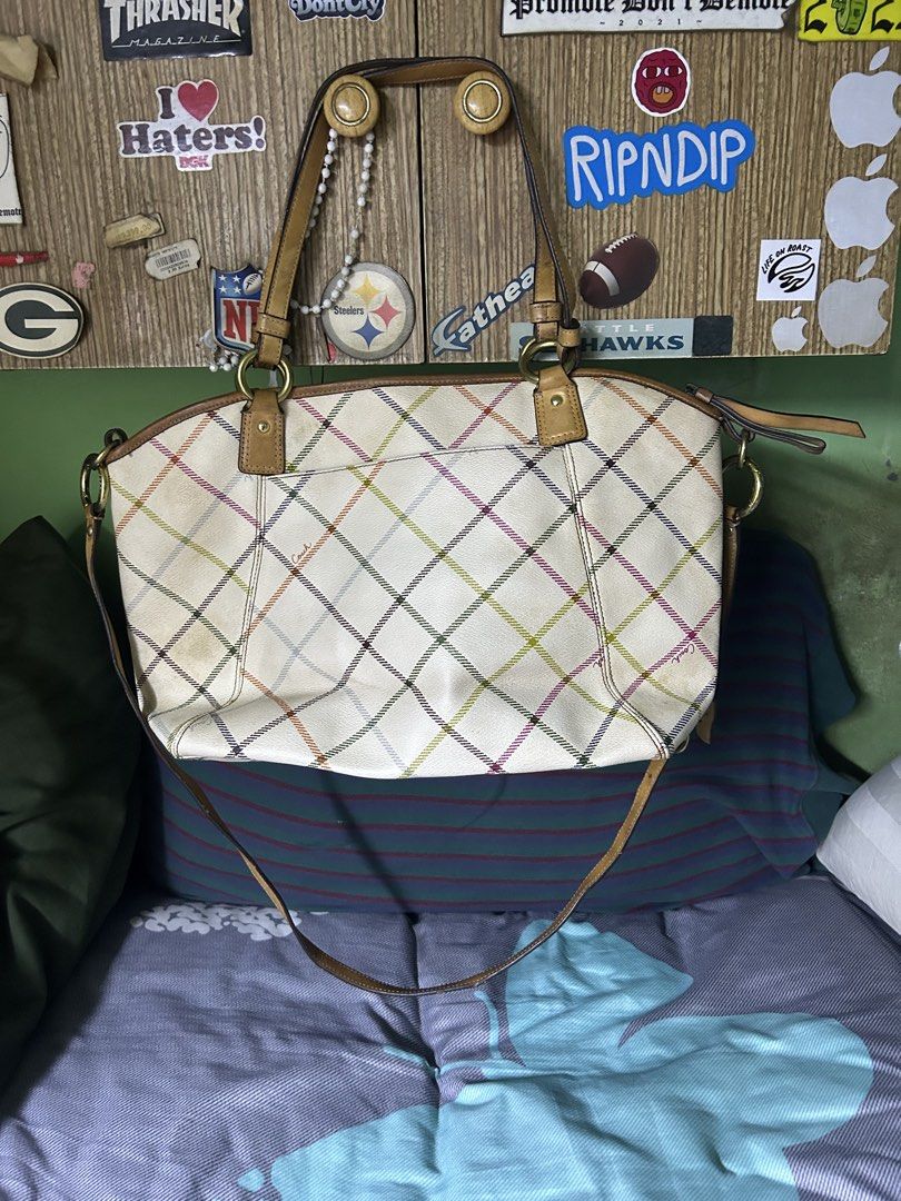 Coach shoulder bag (Category: Shoulder Bags) located in Quezon City. Submitted by thriftxgoods (Listing ID 1467447978, Image 2). Description: Forsale Coach shoulder bag Good condition Issue last pictures 650.