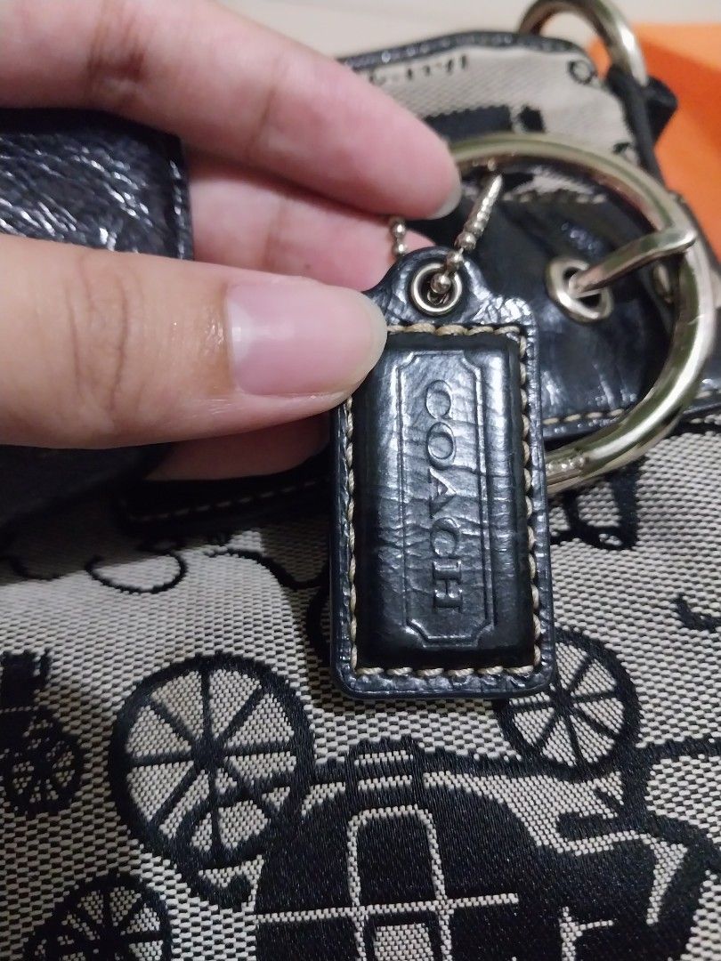 coach bag free sf (Category: Shoulder Bags) located in Manila. Submitted by wess_eya (Listing ID 1467388163, Image 3). Description: 1800 free sf anjan na issue.