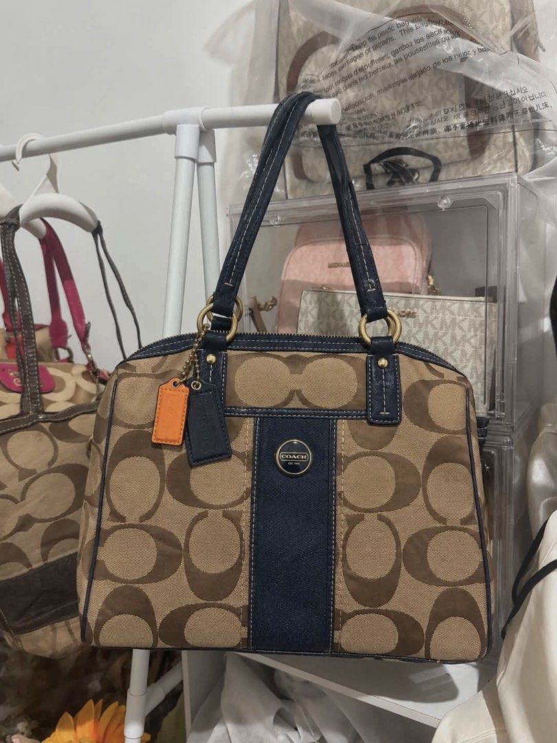 Coach Signature Canvas (Category: Tote Bags) located in San Fernando. Submitted by lei_sheena (Listing ID 1467486100, Image 1). Description: no rubs on canvas with sling issue on handle only: crackings rubber linings super pretty color navy blue in person .