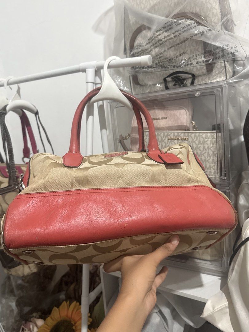 Coach Signature Canvas Satchel (Category: Shoulder Bags) located in San Fernando. Submitted by lei_sheena (Listing ID 1467486521, Image 3). Description: check pics for condi loc: la union.