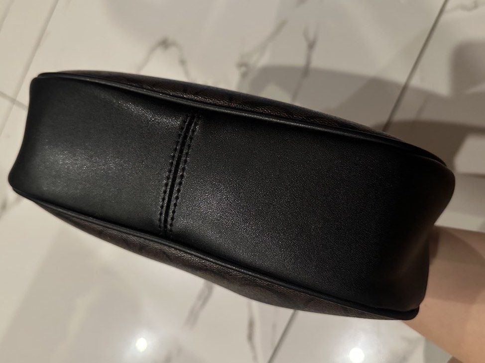 Coach Signature Mini Shoulder Bag (Category: Luxury Bags & Wallets) located in Rizal. Submitted by miss2lyps (Listing ID 1467486558, Image 3). Description: - Pre-loved item; please see photos for actual condition. .