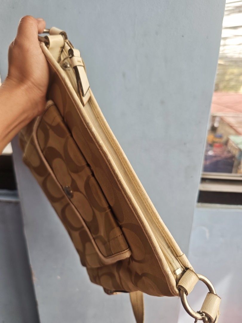 Coach sling bag (Category: Luxury Bags & Wallets) located in Taguig. Submitted by wear.us.ph (Listing ID 1467371644, Image 3). Description: stains and rubs. needs cleaning..