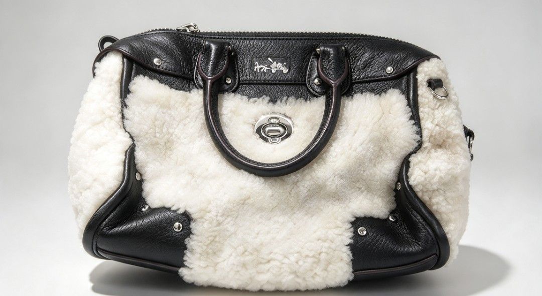 Coach sling bag (Category: Cross-body Bags) located in Iloilo. Submitted by khonz (Listing ID 1467558078, Image 1). Description: no flaw with strap.