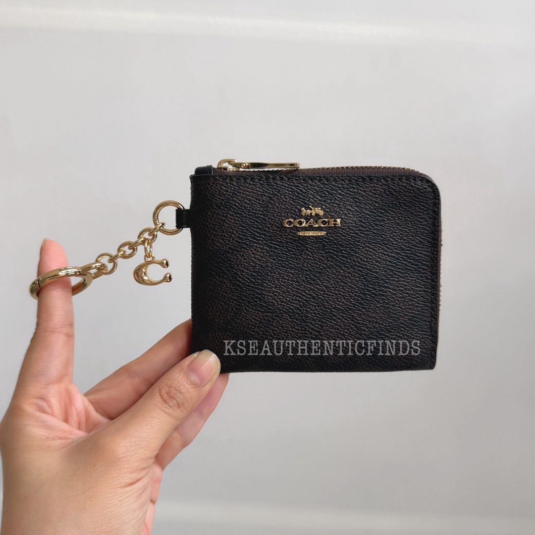 COACH Small Corner Zip Wallet in Walnut/Black 🇨🇦 (Category: Wallets & Card holders) located in Pasig City. Submitted by kseauthenticfinds (Listing ID 1467446679, Image 3). Description: 𝗡𝗲𝘄 𝗔𝗿𝗿𝗶𝘃𝗮𝗹✨ Small Corner Zip Wallet in Walnut/Black 🇨🇦 Inclusion/s: tag and care card Pasig/Cainta on hand Product Details Signature coated canvas and smooth leather 4.25" (L) x 3.5" (W) Five credit card slots Secure zip-around closure Attached hinge