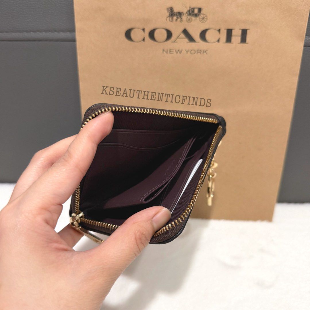 COACH Small Corner Zip Wallet in Walnut/Black 🇨🇦 (Category: Wallets & Card holders) located in Pasig City. Submitted by kseauthenticfinds (Listing ID 1467446679, Image 2). Description: 𝗡𝗲𝘄 𝗔𝗿𝗿𝗶𝘃𝗮𝗹✨ Small Corner Zip Wallet in Walnut/Black 🇨🇦 Inclusion/s: tag and care card Pasig/Cainta on hand Product Details Signature coated canvas and smooth leather 4.25" (L) x 3.5" (W) Five credit card slots Secure zip-around closure Attached hinge