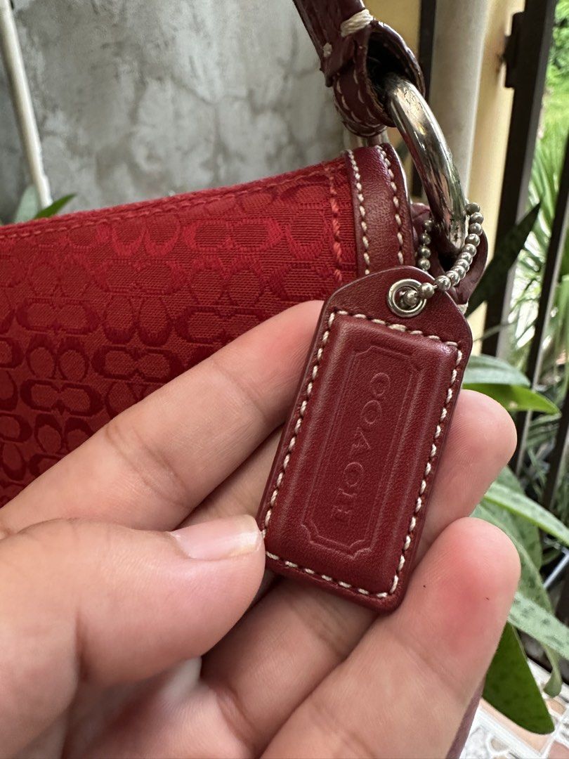 Coach SOHO buckle (Category: Luxury Bags & Wallets) located in Cagayan de Oro. Submitted by zaybanlx (Listing ID 1467452308, Image 2). Description: Sign of usage: crack linings, minor scratches presentable.
