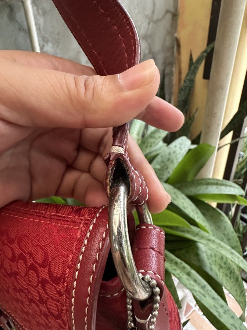 Coach SOHO buckle (Category: Luxury Bags & Wallets) located in Cagayan de Oro. Submitted by zaybanlx (Listing ID 1467452308, Image 3). Description: Sign of usage: crack linings, minor scratches presentable.
