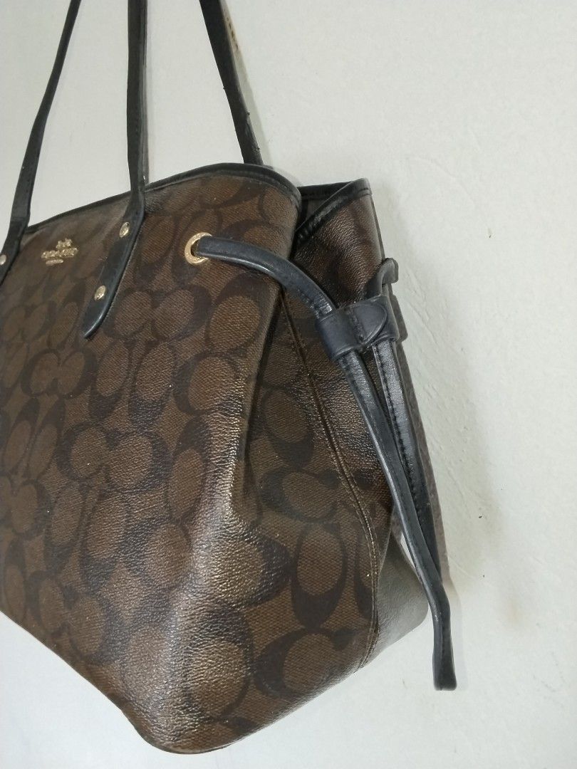 Coach tote bag (Category: Tote Bags) located in Cavite. Submitted by bagssection04 (Listing ID 1467369161, Image 3). Description: coach tote bag made in combodia large size minimal repair in handle to be strong.