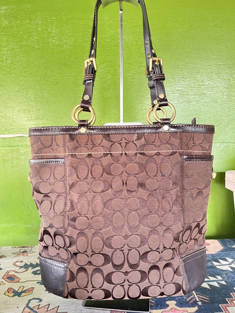 Coach tote bag (Category: Luxury Bags & Wallets) located in Pasig City. Submitted by irene.joy1913_picks (Listing ID 1467468919, Image 2). Description: Can’t reply limit po. Pm me onblueeapp.