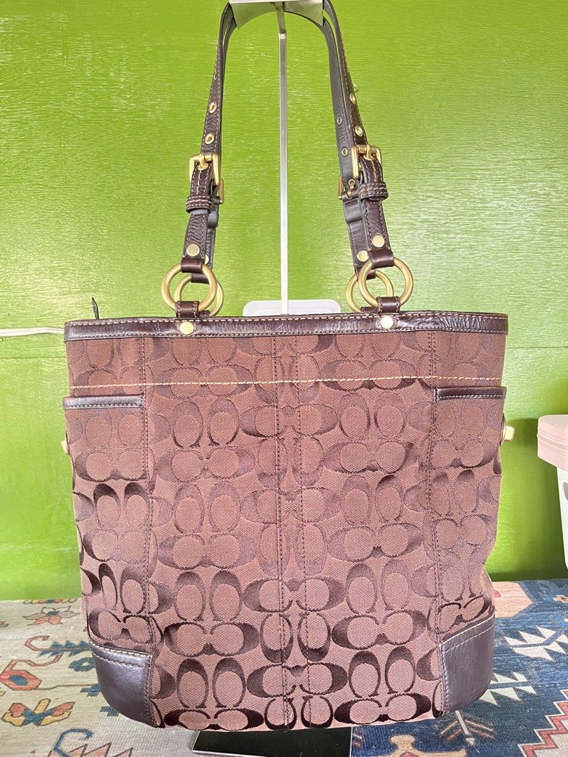Coach tote bag (Category: Luxury Bags & Wallets) located in Pasig City. Submitted by irene.joy1913_picks (Listing ID 1467468919, Image 1). Description: Can’t reply limit po. Pm me onblueeapp.