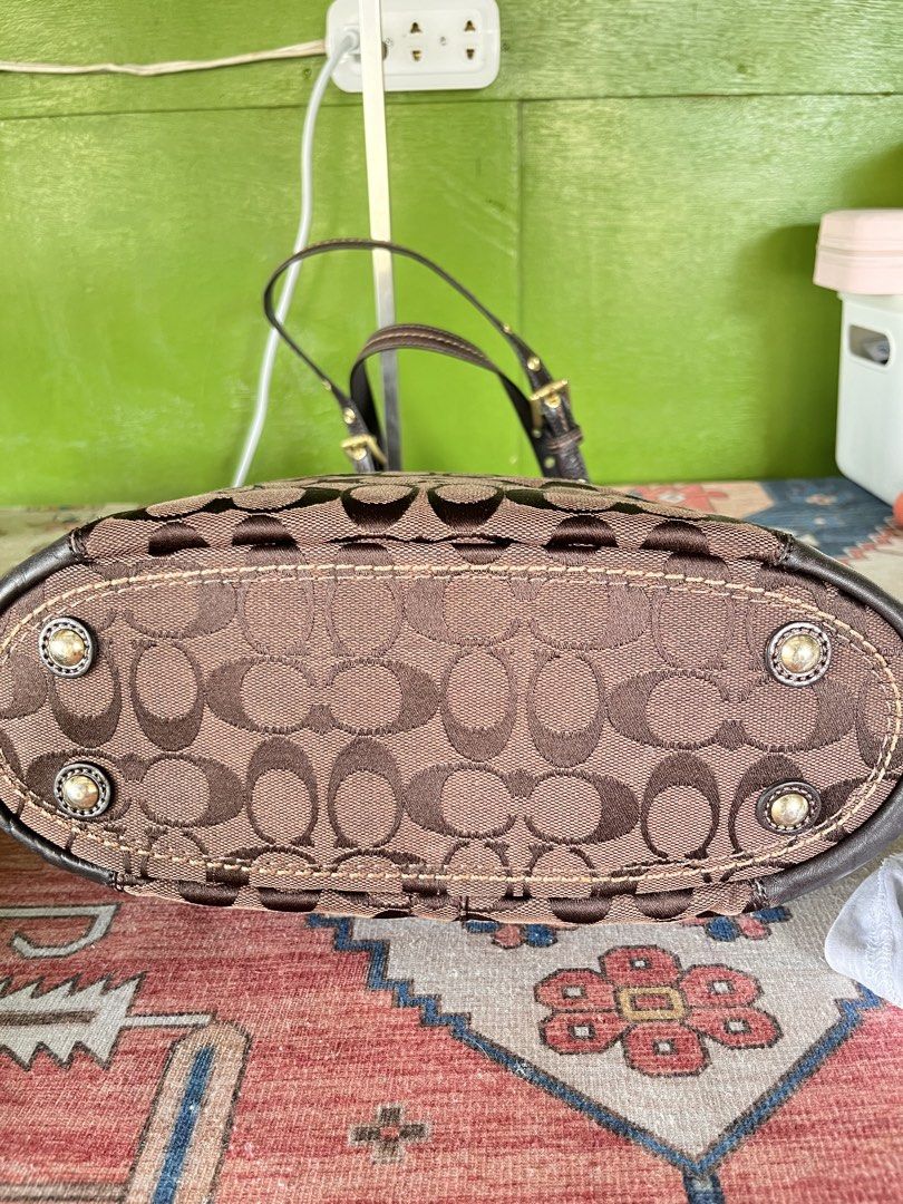 Coach tote bag (Category: Luxury Bags & Wallets) located in Pasig City. Submitted by irene.joy1913_picks (Listing ID 1467468919, Image 3). Description: Can’t reply limit po. Pm me onblueeapp.
