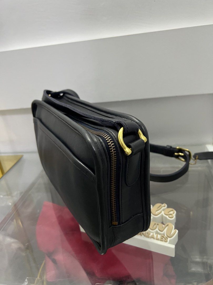Coach Vintage (Category: Cross-body Bags) located in Cabanatuan. Submitted by cristalcollection (Listing ID 1467449799, Image 3). Description: Co ach Vintage Multi-Compartment Zip in Navy 9974💯 6,480 Php Very good cond. minimal usage only..