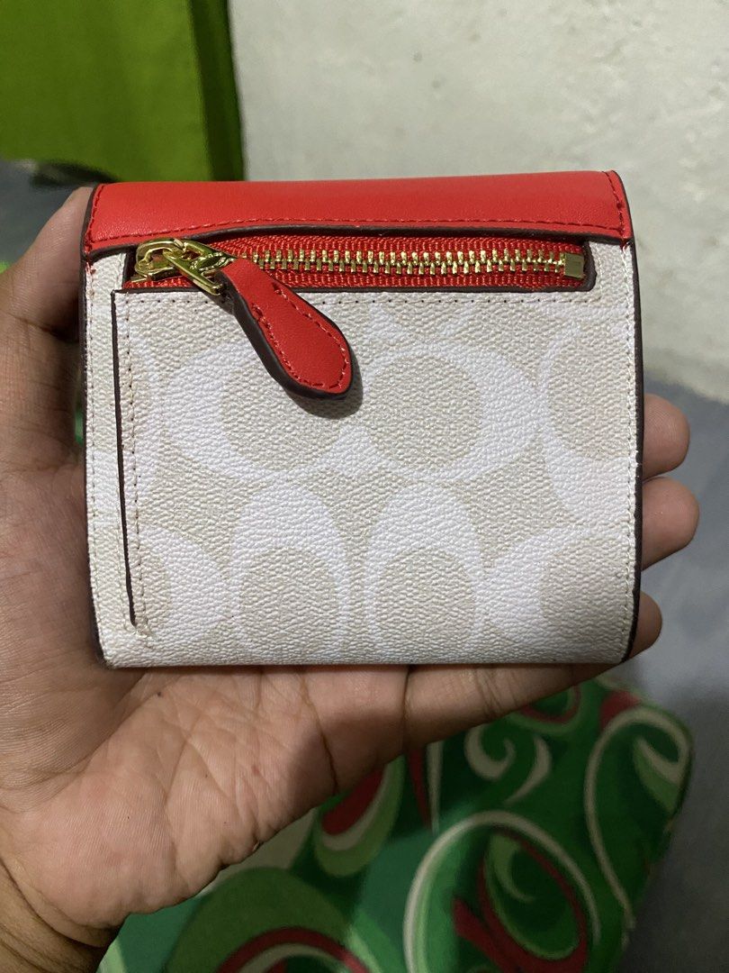 COACH WALLET (Category: Luxury Bags & Wallets) located in Manila. Submitted by marvindathrifts2023 (Listing ID 1467427126, Image 3). Description: .