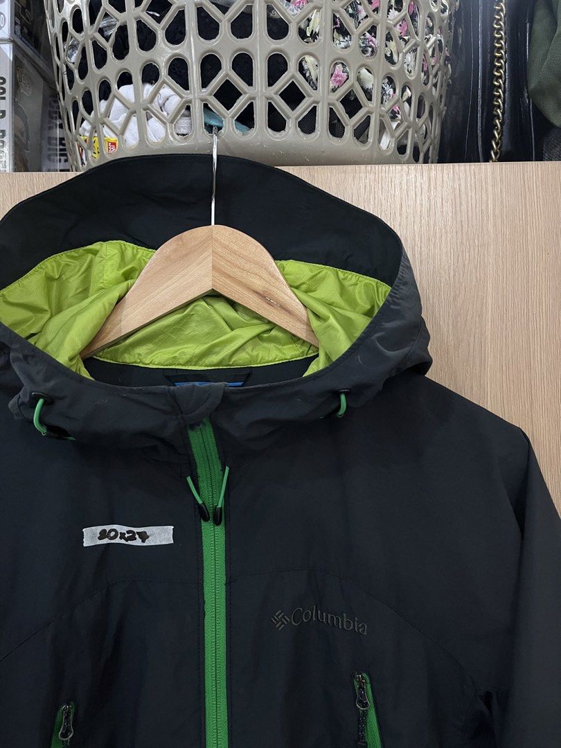 Columbia Omni-Shield (Category: Coats, Jackets and Outerwear) located in Mandaluyong City. Submitted by tatin_abad07 (Listing ID 1467385445, Image 2). Description: Columbia Omni-Shield Small, 20x27 Condition: 10/10 ₱580.00.