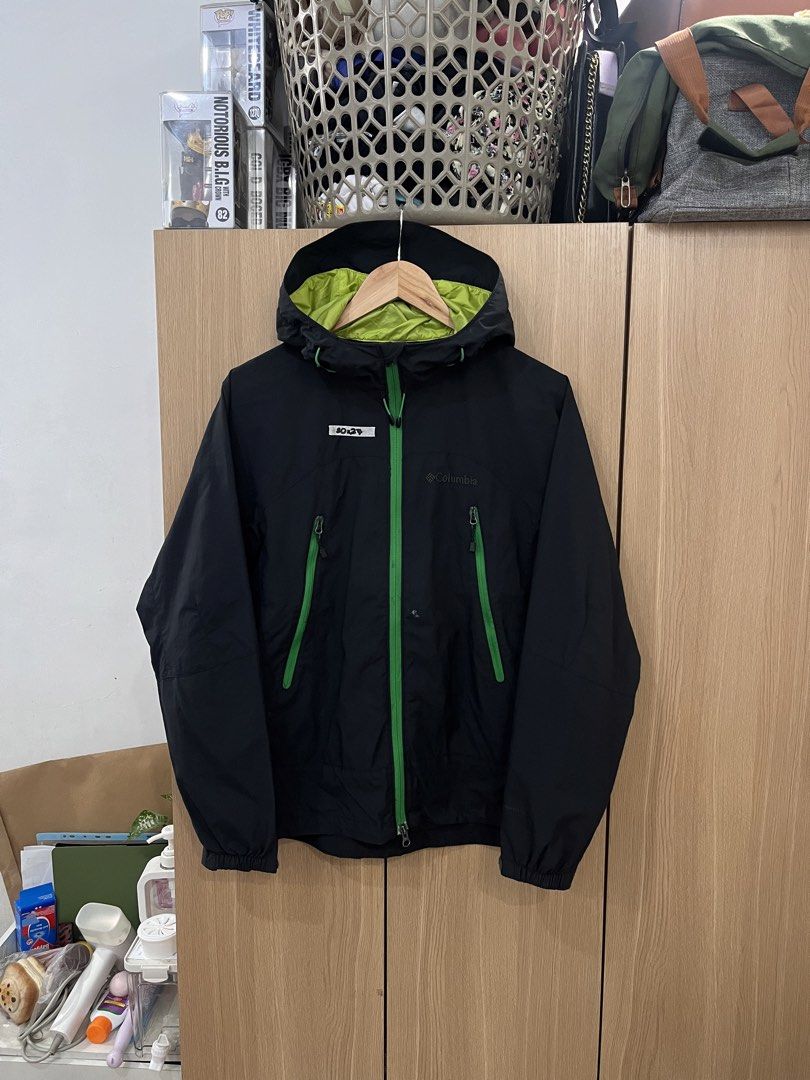 Columbia Omni-Shield (Category: Coats, Jackets and Outerwear) located in Mandaluyong City. Submitted by tatin_abad07 (Listing ID 1467385445, Image 1). Description: Columbia Omni-Shield Small, 20x27 Condition: 10/10 ₱580.00.