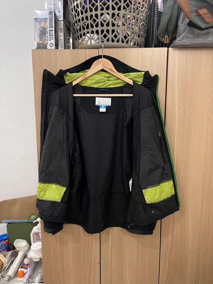 Columbia Omni-Shield (Category: Coats, Jackets and Outerwear) located in Mandaluyong City. Submitted by tatin_abad07 (Listing ID 1467385445, Image 3). Description: Columbia Omni-Shield Small, 20x27 Condition: 10/10 ₱580.00.