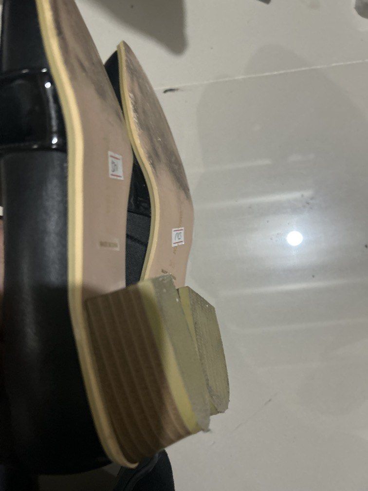 Comme ca ism (Category: Loafers) located in Cavite. Submitted by cecitrifthshop (Listing ID 1467489902, Image 3). Description: a pair of black pointed-toe flat loafers featuring a contrasting patent leather strap across the vamp.size 24.5 wwoden heel.