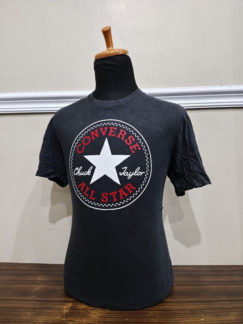 Converse (Category: Tshirts & Polo Shirts) located in Bangi. Submitted by arma.bundle (Listing ID 1467455656, Image 3). Description: CONVERSE Made in China Kondisi 8.5/10 Pit 19.7 Labuh 27.5 Double stitch Ada tulang tepi asal Tiada pinhole@koyak Tiada tetasan benang Leher masih elok Print tidak crack Faded manja Ada kotoran biasa belum dicuci Material 100% cotton .