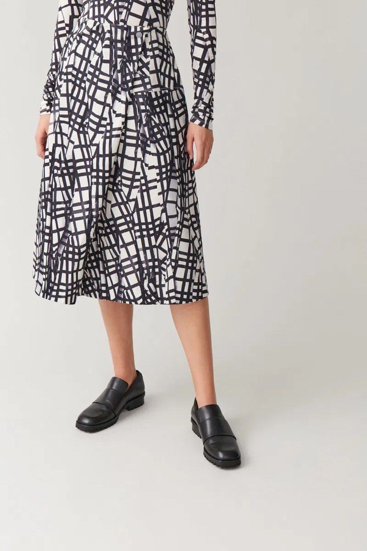 COS Check Cotton Skirt (Category: Skirts) located in Batangas. Submitted by buy3get1freerandom (Listing ID 1467397467, Image 2). Description: Product ID: 0835722 0 Waist : 26”-28” via tape measure Length: 29” via tape measure Condition: 9/10 Flaw/s: None ✅ Both side pockets 📌 FIRST TO PAY BASIS 📌 Please manage your expectations, as these are preloved items. 📌 No when worn photos Message me to get this item! 😎.