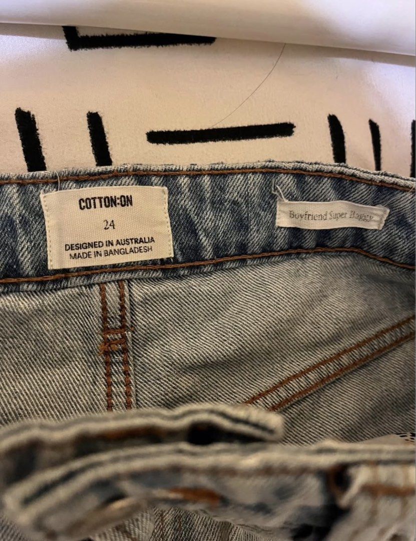 Cotton On Baggy Jeans (Category: Jeans) located in Marikina City. Submitted by manwhocantbemoved67 (Listing ID 1467496787, Image 2). Description: Light Wash Jeans Baggy fit 8.5/10 condition minimal heel drag and stain on leg hole Marikina loc dm for dimes.