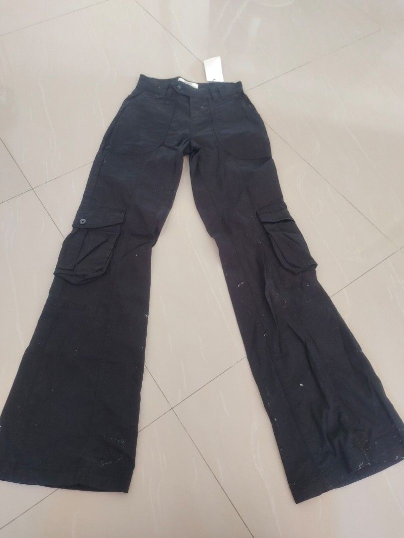 Cotton on cargo pants (Category: Jeans) located in Aliaga. Submitted by kmapparel (Listing ID 1467601400, Image 1). Description: Size 22 L- 40.