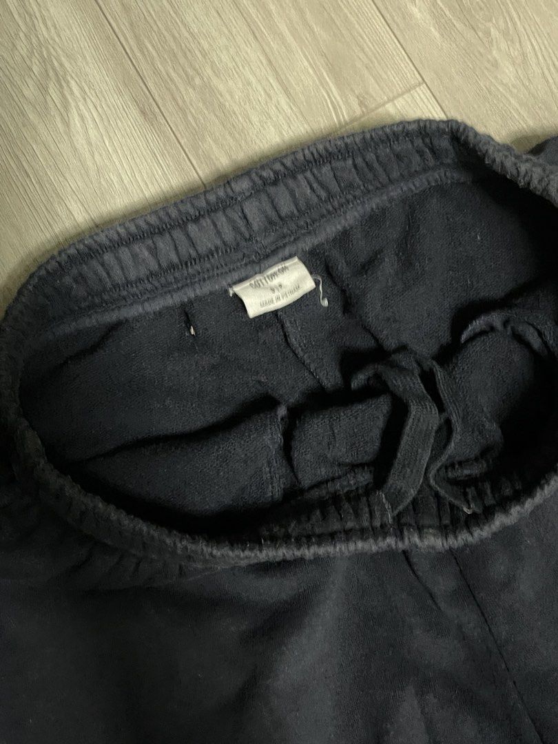 COTTON ON Navy Blue Sweatpants (Category: Other Bottoms) located in Quezon City. Submitted by closetbyellie_ (Listing ID 1467536336, Image 2). Description: Bought in Cotton On SG - Navy Blue - Good Quality .