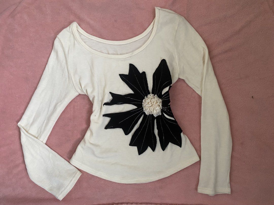 Cream Flower top (Category: Longsleeves) located in Caloocan City. Submitted by hoellyjane (Listing ID 1467370528, Image 1). Description: no other ww .